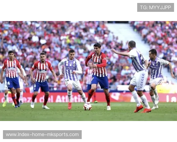 巴萨前场小范围三角形配合极具侵略性 巴萨前场小范围三角形配合极具侵略性