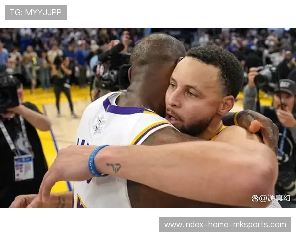 球员场上和解拥抱，火药味瞬间散去