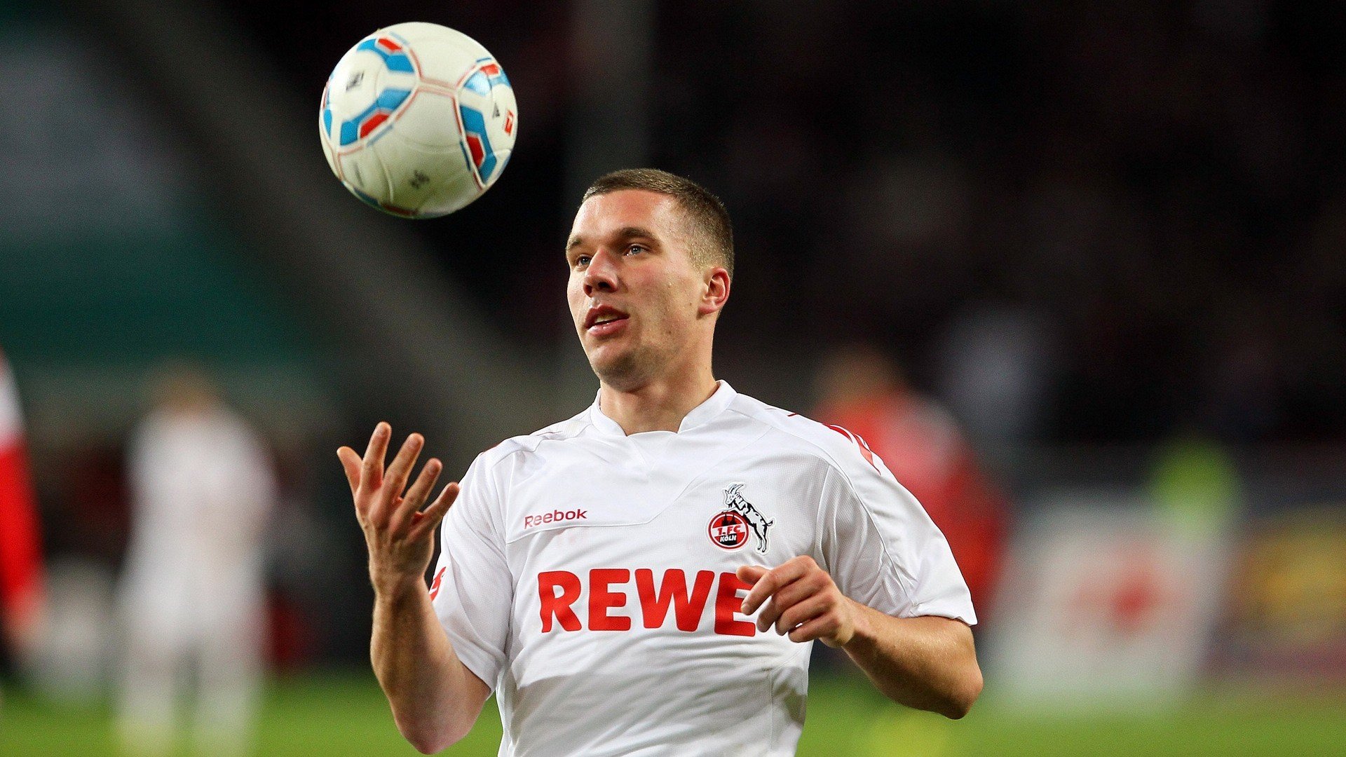 国足年度关键失误与比赛走势影响对比，国足总结失败 低估对手